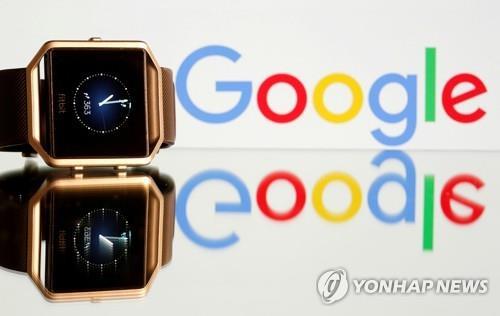 핏빗의 스마트워치가 구글의 로고를 배경으로 놓여 있다. [로이터=연합뉴스 자료사진]