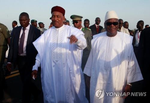 이수푸(가운데) 니제르 대통령이 2013년 당시 케이타 말리 신임대통령과 걷는 모습 