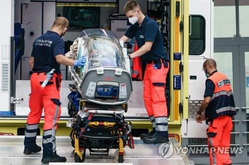 지난달 22일 독일 병원에 도착한 '푸틴 정적' 나발니 [EPA=연합뉴스] 
