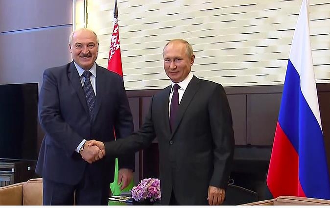 소치에서 만난 푸틴 대통령(오른쪽)과 루카셴코 대통령 [크렘린궁 사이트 자료 사진]