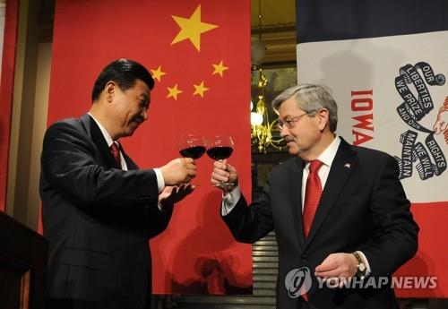 2012년 당시 시진핑 중국 국가부주석(왼쪽)과 테리 브랜스태드 아이오와 주지사가 아이오와주 데스모인에서 열린 국빈만찬에서 건배하고 있다. [EPA=연합뉴스 자료사진]