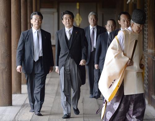2013년 12월 26일 아베 신조(安倍晋三, 왼쪽 두번째) 일본 총리가 A급 전범이 합사된 일본 도쿄도(東京都) 지요다(千代田) 소재 야스쿠니 신사에서 참배를 마치고 신사 경내에서 이동하고 있다.