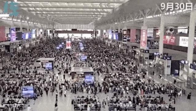 지난달 30일 상하이(上海)의 한 기차역