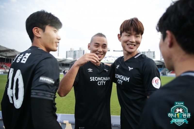 K리그1 잔류의 기쁨을 나누는 성남FC 선수들