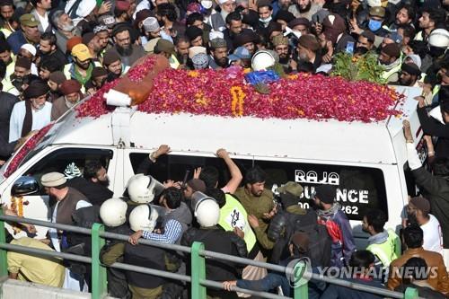 21일 파키스탄 라호르에서 진행된 이슬람 성직자 하딤 후사인 리즈비의 장례식에서 운구차에 몰려든 신도들. [AFP=연합뉴스]