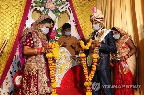 코로나19 사태가 발생한 후인 6월 인도 보팔에서 진행된 결혼식 모습. [EPA=연합뉴스] 