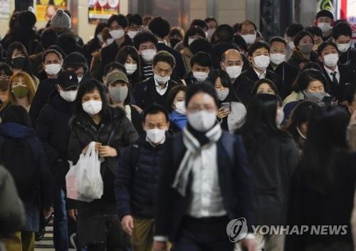 (도쿄 EPA=연합뉴스) 일본에 신종 코로나바이러스 감염증(코로나19)이 확산하는 가운데 10일 일본 도쿄도에서 직장인들이 신주쿠(新宿)역을 향해 이동하고 있다.