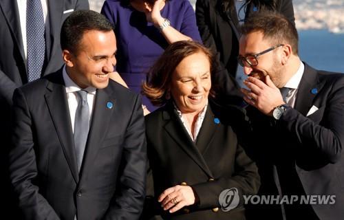 코로나19 확진 판정을 받은 루치아나 라모르게세 내무장관(가운데). 왼쪽은 루이지 디 마이오 외무장관, 오른쪽은 알폰소 보나페데 법무장관. [로이터=연합뉴스 자료사진] 
