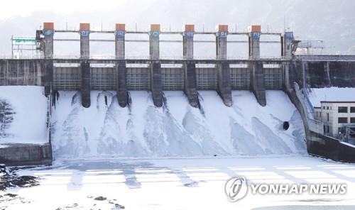 꽁꽁 얼어붙은 충북 괴산댐