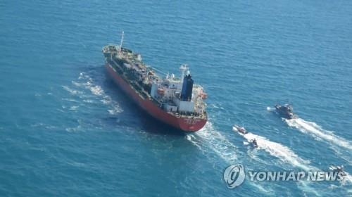 이란 혁명수비대 함정들에 나포되는 한국 화학 운반선 '한국케미'