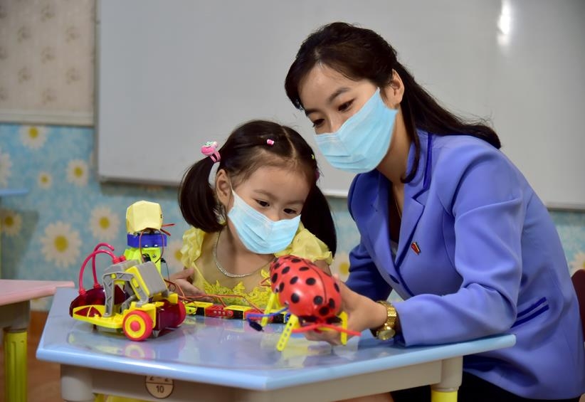 북한 유치원에서 아이를 돌보는 모습
