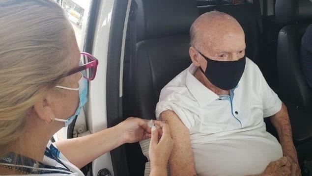 브라질 축구의 '살아 있는 전설'도 백신 접종