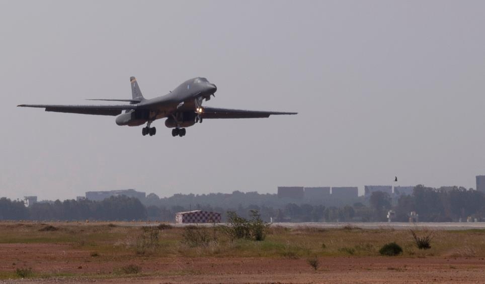 B-1B 착륙 모습