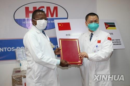 지난해 9월 모잠비크 병원에 코로나19 의료물자를 기증하는 중국의료진