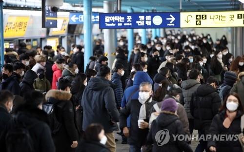 2월 4일 오전 서울 신도림역에서 지하철을 이용해 시민들이 출근하고 있다. [연합뉴스 자료 사진]