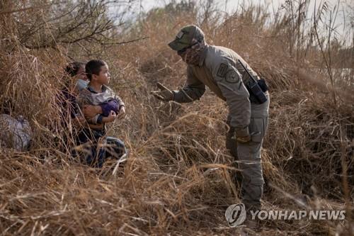 어린아이와 함께 텍사스주 경찰에 체포된 밀입국자 [로이터=연합뉴스]