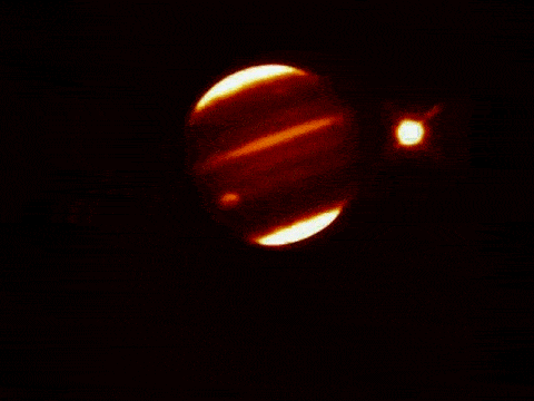 목성에 충돌하는 슈메이커-레비 9 혜성(왼쪽 하단)과 목성의 위성 이오(오른쪽)