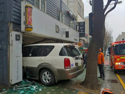 "행인 피하려다"…부산서 미용실로 차량 돌진
