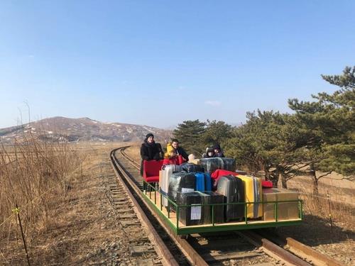 지난 2월 25일 북한에서 귀국하고자 직접 철도 궤도 수레를 밀고 있는 러시아 외교관들. [러시아 외무부 텔레그램 갈무리=연합뉴스]