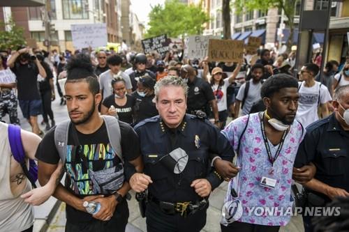'흑인 사망' 시위대와 팔짱 낀 미국 경찰서장