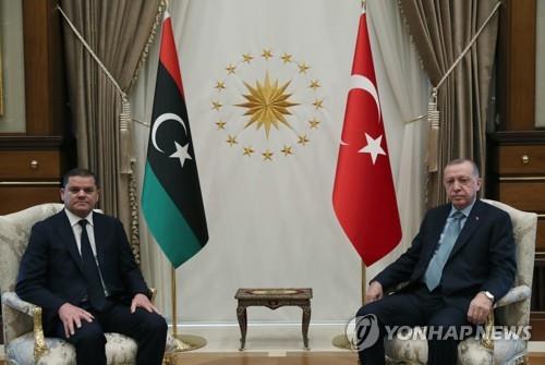 에르도안 터키 대통령(오른쪽)과 드베이바 리비아 과도정부 총리