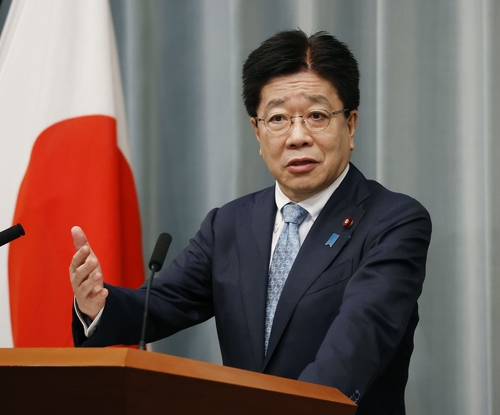 (교도=연합뉴스) 일본 정부 대변인인 가토 가쓰노부(加藤勝信) 관방관이 14일 총리 관저에서 정례 기자회견을 하고 있다. 
