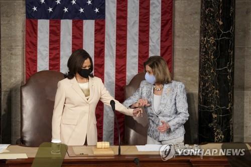 (워싱턴 AP=연합뉴스) 카멀라 해리스(왼쪽) 부통령 겸 상원의장과 낸시 펠로시(오른쪽) 하원의장