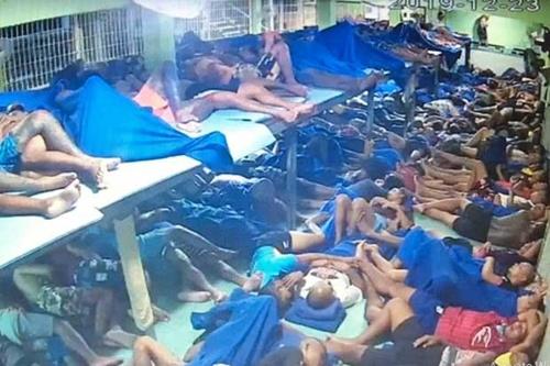 '콩나물시루' 2019년 태국 남부의 한 교도소 내부 모습.