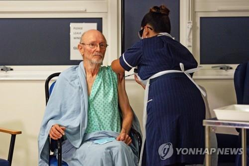 세계 두번째로 코로나19 백신을 접종한 윌리엄 빌 셰익스피어 [EPA=연합뉴스]