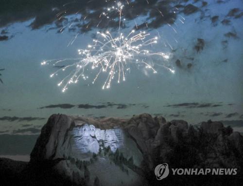 바이든, 독립기념일에 코로나서 '정상 복귀' 축포