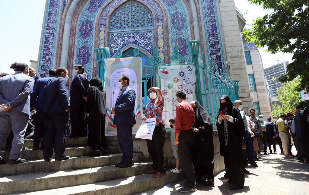 이란 대선 투표 위해 줄 선 이란인들