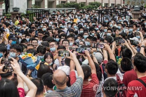 중국서 '대입 장원' 발표 막자 학교들 우회로 찾아 '자랑'