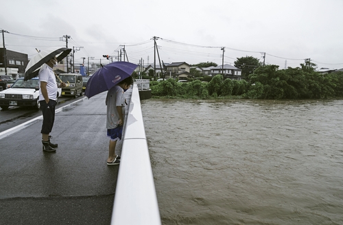 장마 닥친 일본 시즈오카 폭우로 산사태…"약 20명 행방불명"