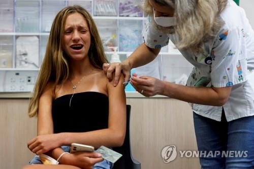 코로나19 백신 맞는 이스라엘의 청소년