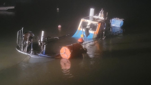 폭우로 계류선박 침몰 잇따라…목포해경, 육지로 인양