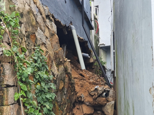 폭우로 부산 동구 주택 옹벽 무너져…거주자 없어