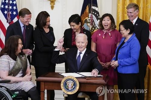 '아시아계 증오범죄 방지법' 서명하는 바이든 미 대통령