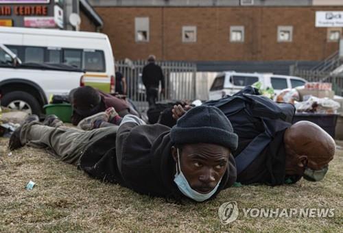 12일 소웨토에서 붙잡혀 바닥에 누워 있는 약탈 용의자들