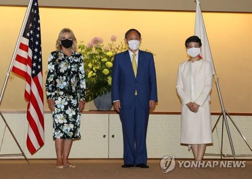 (도쿄 AFP=연합뉴스) 스가 요시히데(가운데) 일본 총리와 부인 스가 마리코 여사가 도쿄올림픽 개막 전야인 22일 도쿄 아카사카 영빈관에서 질 바이든(왼쪽) 미국 대통령 부인과 만나 기념촬영을 하고 있다. 질 여사는 도쿄올림픽 개막식 참석을 위해 이날 오후 일본에 도착했다. leekm@yna.co.kr