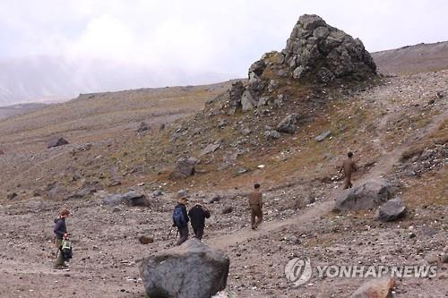 북한과 영국, 중국, 미국 과학자로 구성된 국제공동연구진이 지난 2016년 4월 백두산 화산활동에 대한 공동조사를 벌이고 있다. [Kosima Weber Liu 제공]