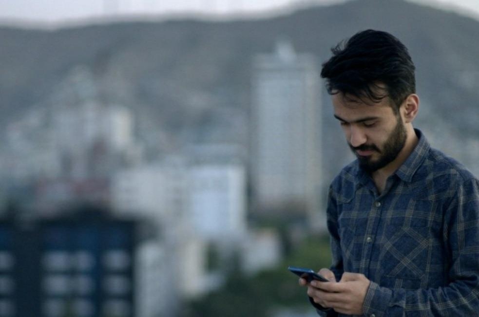 스마트폰 검색하는 아프간 시민