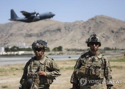 카불 공항, 폭탄 테러 하루 만에 '대피 항공기' 운항 재개