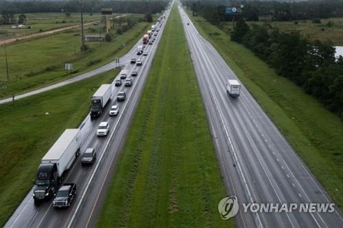 미국 남부서 허리케인 '아이다' 접근에 대피하는 차량 행렬