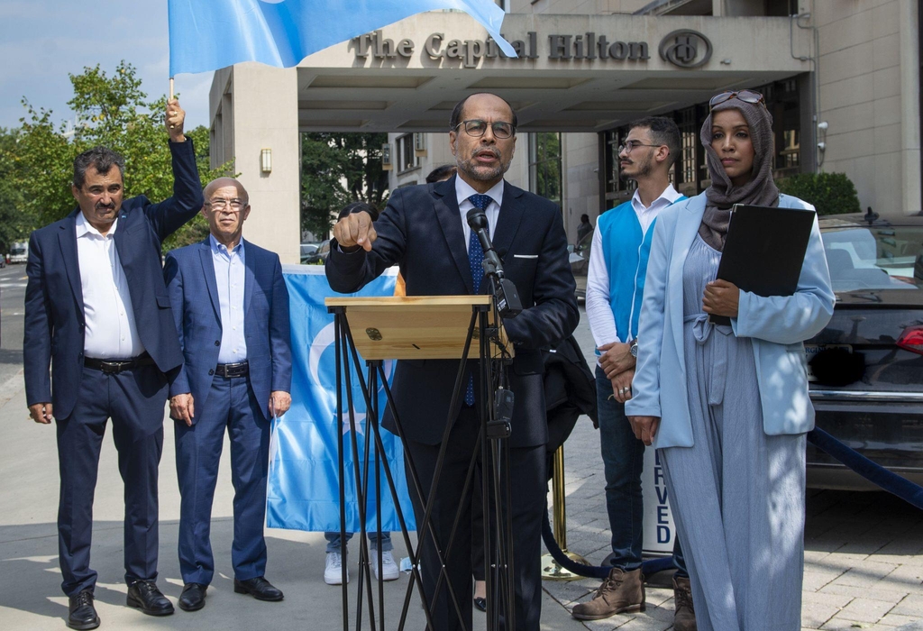 힐튼 호텔 보이콧 방침을 발표하는 미국 이슬람 관계협의회(CAIR)