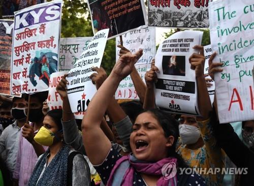 인도 뉴델리에서 성폭력 항의 시위를 벌이는 여성들
