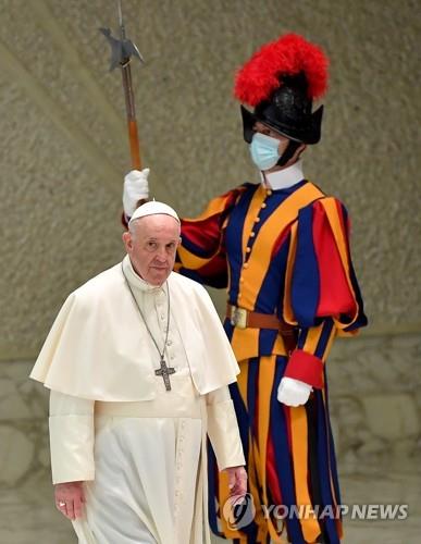 코로나 백신 접종 거부한 교황 근위병, 스위스로 귀국