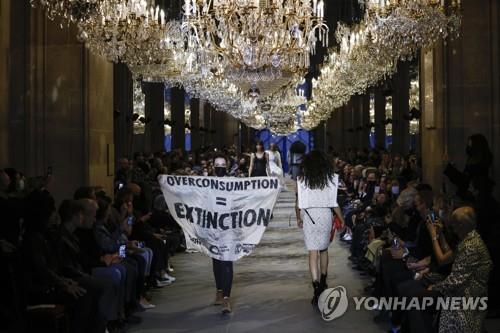 루이비통 패션쇼에 난입한 기후변화 활동가