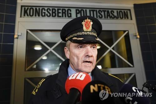 '화살 공격으로 5명 숨져' 기자회견 중인 노르웨이 경찰 