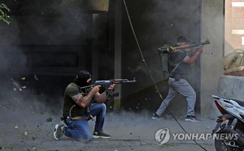시위대를 겨냥한 총격에 대응해 소총과 수류탄 투척기로 응사하는 헤즈볼라 대원들