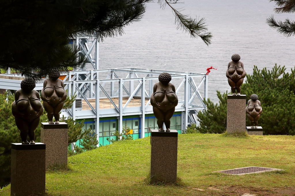 조각공원 내 바다의 정원에 놓인 빌렌도르프 비너스상은 바다의 풍요와 다산을 상징한다. [사진/전수영 기자]